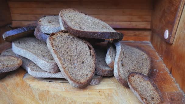 Liggen Veel Stukken Oud Brood Broodmand Voedselverlies Voedselverspilling Verwend Extra — Stockvideo