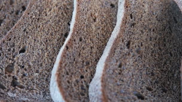 Υπάρχουν Πολλά Κομμάτια Μπαγιάτικο Ψωμί Στο Καλάθι Του Ψωμιού Απώλειες — Αρχείο Βίντεο
