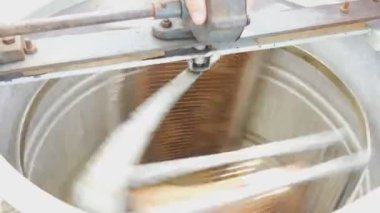 Balı hücrelerden döndüren elle santrifüj cihazı. Sökücü, balı hücrelerden çıkarıp bir tanka çeviren bir aygıttır.