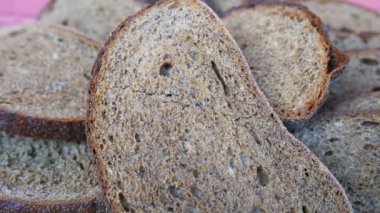 Ekmek sepetinde bir sürü bayat ekmek var. Yiyecek kayıpları ve yiyecek atıkları. Bozuk fazladan ekmek..