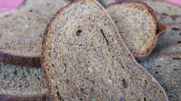 Хлібному Кошику Багато Шматків Хліба Втрати Їжі Відходи Харчування Зіпсований — стокове відео