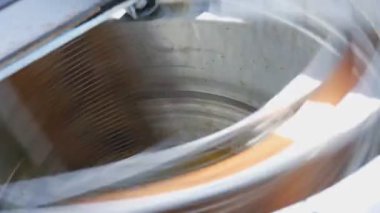 Balı hücrelerden döndüren elle santrifüj cihazı. Sökücü, balı hücrelerden çıkarıp bir tanka çeviren bir aygıttır.