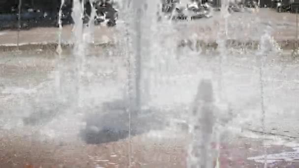 喷泉中的水在公园的背景下飞溅 城市喷泉喷出的水柱的特写 城市炎热的夏天 — 图库视频影像