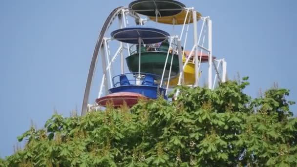 乌克兰基洛夫格勒 2023年5月 链轮旋转在一个游乐园 蓝天映衬下色彩斑斓的座位 — 图库视频影像