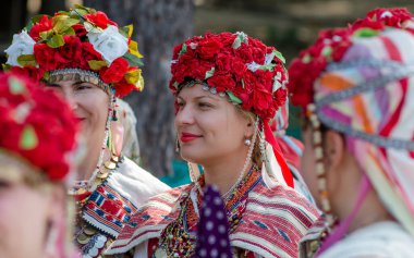 Bir grup kız Bulgar halk kostümlerini tanıtıyor. Ulusal Açık Hava Festivali.