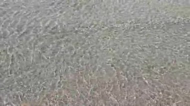 Dalgalar içeri ve dışarı hareket ettikçe kumlu sahilde yumuşak dalgalar oluşur. Islak kumda sürekli değişen desenleri şekillendirirler. Güneş ışığı sığ sulardan yansıyarak doğal dokuları ve renkleri güçlendirir..