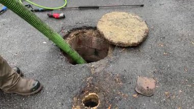 Bir adam banliyö evinin foseptik deposunu boşaltıyor, kamyonuna bağlanmış 4 