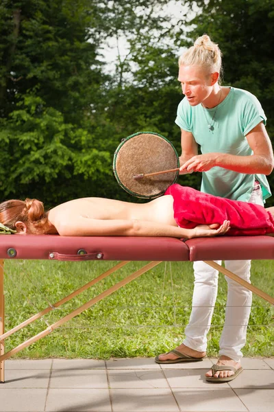 Massaggiatore Lavoro Quando Massaggio Alla Donna All Aperto — Foto Stock