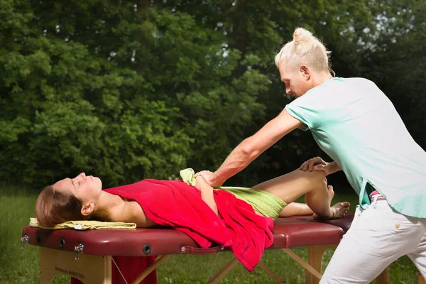 Massaggiatore Lavoro Quando Massaggio Alla Donna All Aperto — Foto Stock