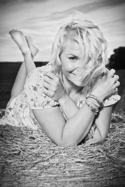 Yazın toplanan mısır tarlasında poz veren güzel bir bayanın tek renkli portresi.