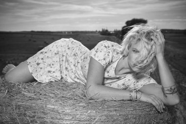 Yazın toplanan mısır tarlasında poz veren güzel bir bayanın tek renkli portresi.