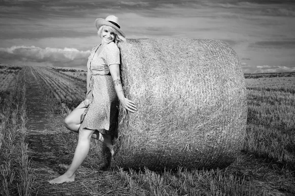 Monochrome Portrait Pretty Lady Summer Apparel Posing Harvested Cornfield — Stock Photo, Image