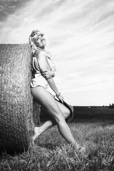 Retrato Monocromático Uma Senhora Bonita Vestuário Verão Posando Campo Milho — Fotografia de Stock