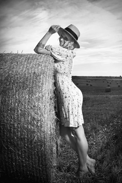 Монохромный Портрет Красивой Дамы Летней Одежде Позирующей Собранном Кукурузном Поле — стоковое фото