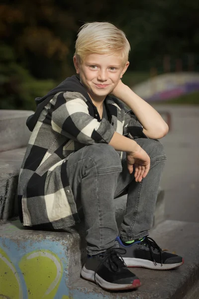 Junge Posiert Skatepark Für Buch Test Fotos — Stockfoto
