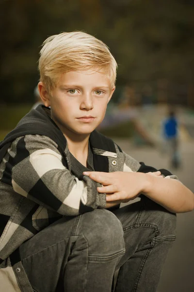 若いです男の子ポーズ屋外でスケートパークのために本のテスト写真 — ストック写真