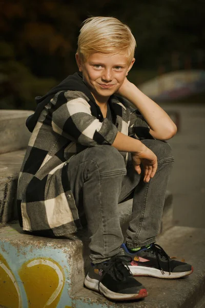 Ung Pojke Poserar Utomhus Skate Park För Bok Test Bilder — Stockfoto