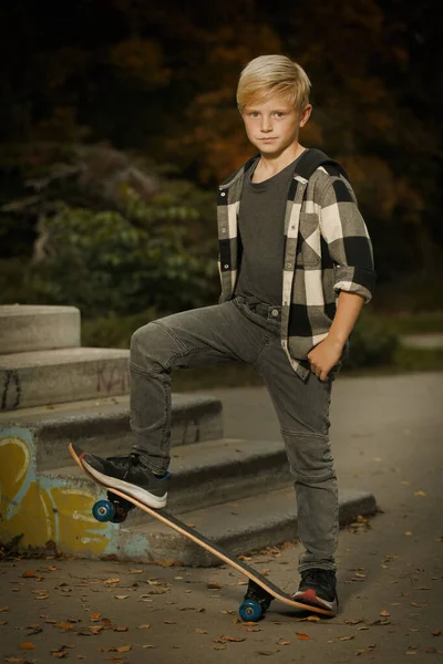 Jeune Garçon Posant Plein Air Dans Skate Park Avec Planche — Photo