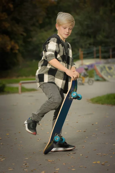 Młody Chłopiec Pozowanie Zewnątrz Skate Parku Deskorolką — Zdjęcie stockowe