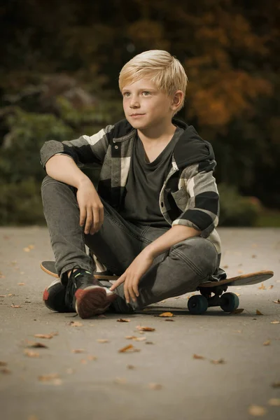 Мальчик Позирует Открытом Воздухе Скейт Парке Скейт Бордом — стоковое фото