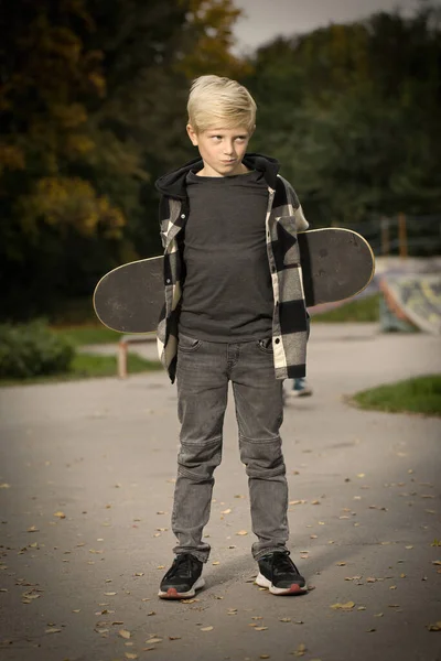 Jeune Garçon Posant Plein Air Dans Skate Park Avec Planche — Photo