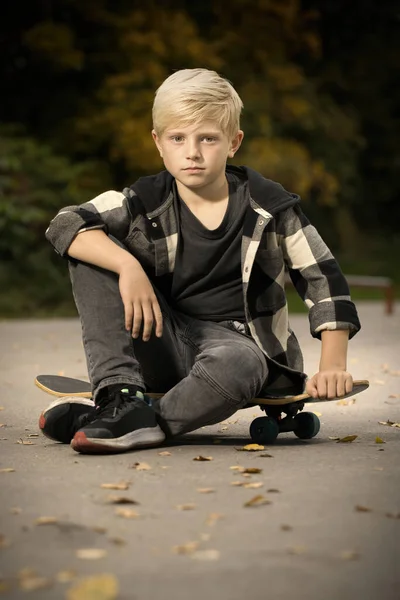 Młody Chłopiec Pozowanie Zewnątrz Skate Parku Deskorolką — Zdjęcie stockowe