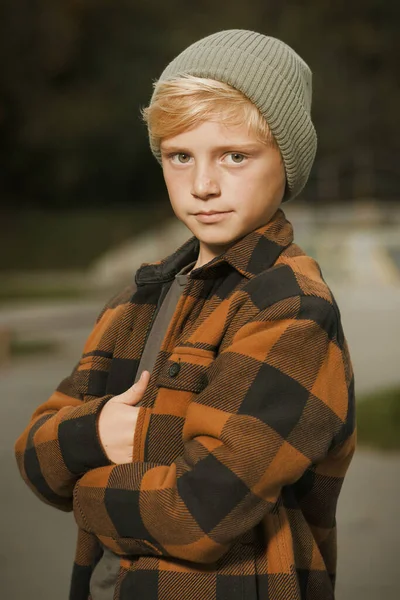 Ung Pojke Poserar Utomhus Skate Park För Bok Test Bilder — Stockfoto