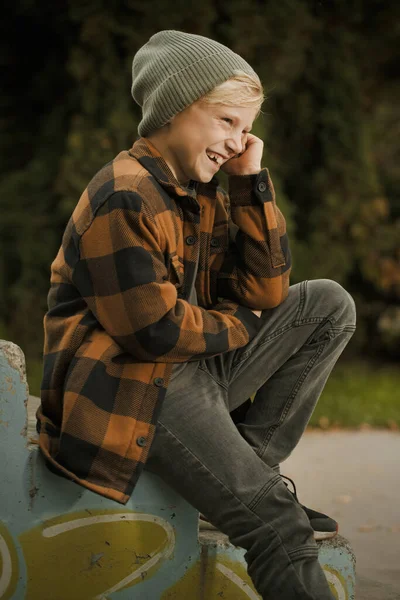 Мальчик Позирует Открытом Воздухе Скейт Парке Фототеста Книги — стоковое фото