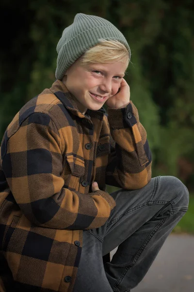 Молодий Хлопчик Позує Відкритому Повітрі Скейт Парку Тестових Фотографій — стокове фото