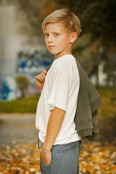 Мальчик Позирует Открытом Воздухе Скейт Парке Фототеста Книги — стоковое фото