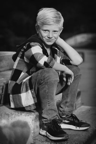 Мальчик Позирует Открытом Воздухе Скейт Парке Фотографий Монохромных Книг — стоковое фото