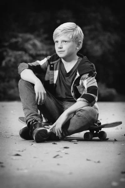 Мальчик Позирует Открытом Воздухе Скейт Парке Фотографий Монохромных Книг — стоковое фото