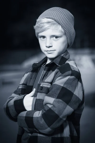 Junge Posiert Skatepark Für Einfarbige Buchfotos — Stockfoto