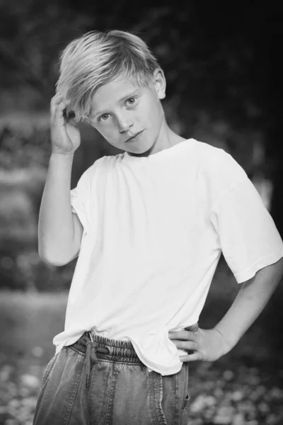 若いです男の子ポーズ屋外でスケートパークのためにモノクロ本の写真 — ストック写真