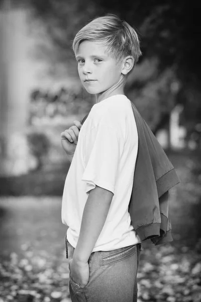 Молодий Хлопчик Позує Вулиці Скейт Парку Монохромних Книжкових Фотографій — стокове фото