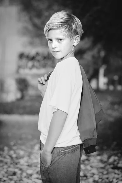 Junge Posiert Skatepark Für Einfarbige Buchfotos — Stockfoto