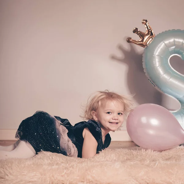 Dua Tahun Gadis Kecil Cantik Berpose Lantai Kayu Untuk Potret — Stok Foto