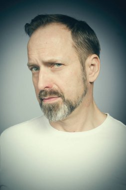 Stüdyoda ifade vermeye çalışan yaşlı bir adamın portresi.