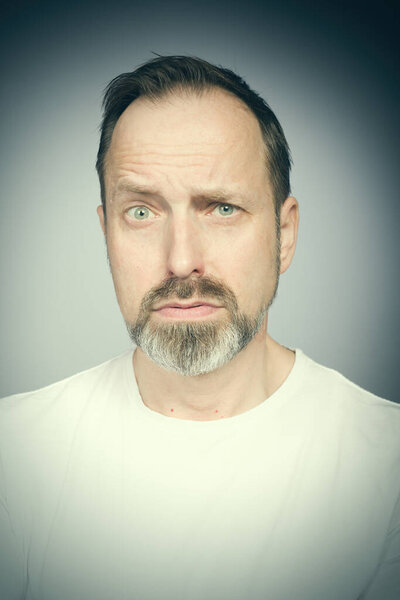 Портрет стареющего мужчины, пытающегося выразить себя в студии