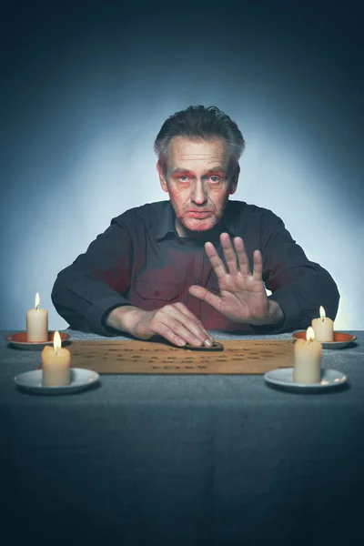 Idősebb Spiritiszta Kommunikál Szellemekkel Ouija Keresztül — Stock Fotó