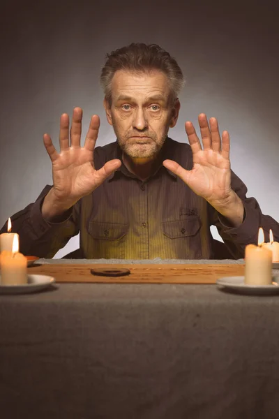 Παλαιότερος Πνευματιστής Επικοινωνεί Φαντάσματα Μέσω Ouija — Φωτογραφία Αρχείου
