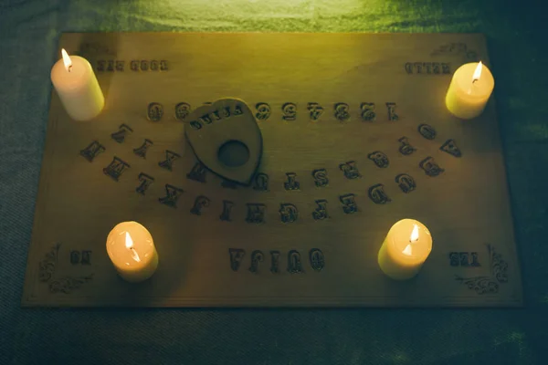 Παλαιότερος Πνευματιστής Επικοινωνεί Φαντάσματα Μέσω Ouija — Φωτογραφία Αρχείου