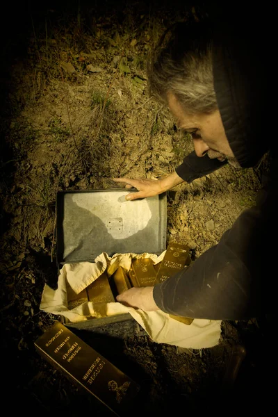 กผจญภ เคร องตรวจจ บโลหะพบเง นฝาก Ww2 ของทองเยอรม — ภาพถ่ายสต็อก