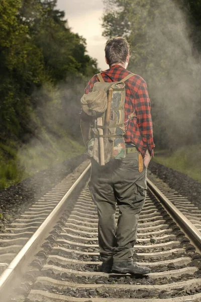 Abenteurer Mit Retro Haversack Wandert Auf Der Eisenbahn Durch Die — Stockfoto