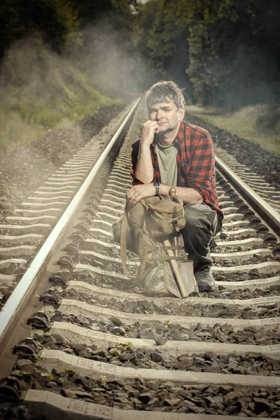 Abenteurer Mit Retro Haversack Wandert Auf Der Eisenbahn Durch Die — Stockfoto