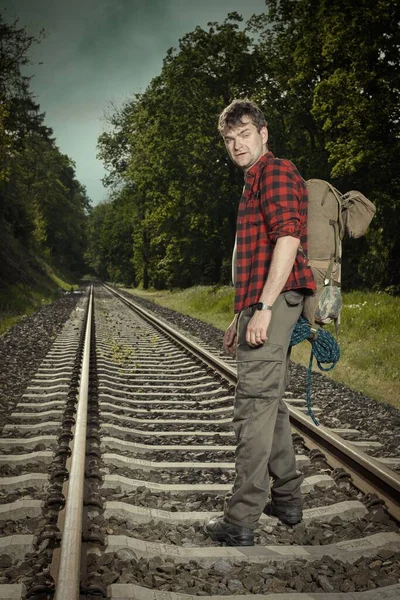 Abenteurer Mit Retro Haversack Wandert Auf Der Eisenbahn Durch Die — Stockfoto