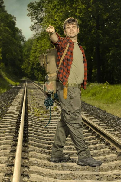 Poszukiwacz Przygód Retro Haversack Wędrowny Charakter Drodze Kolejowej — Zdjęcie stockowe