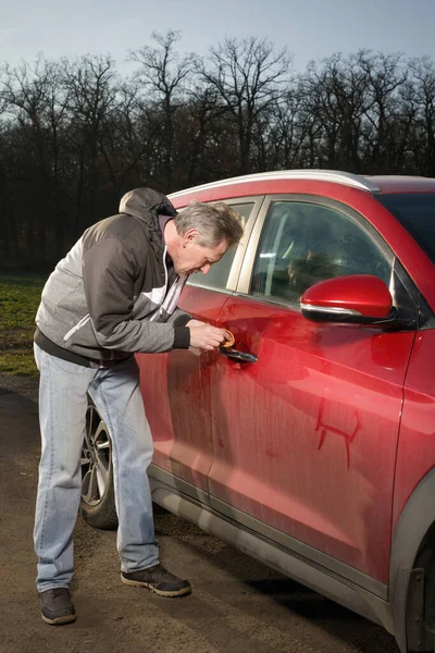 Homem Mais Velho Cuidar Annd Limpeza Carro Livre Natureza Estacionamento — Fotografia de Stock