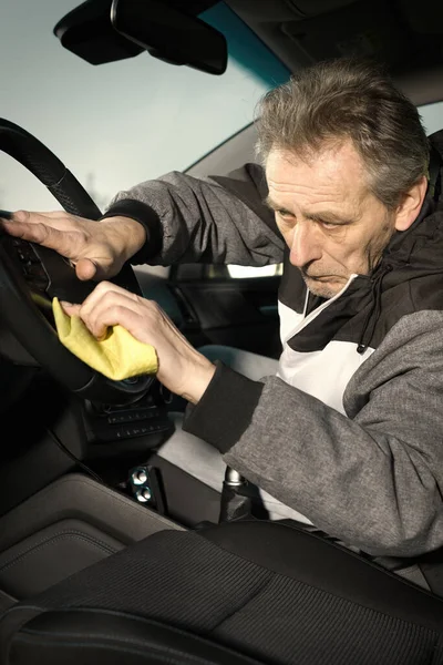 Homem Mais Velho Cuidar Annd Limpeza Interior Carro Natureza Estacionamento — Fotografia de Stock