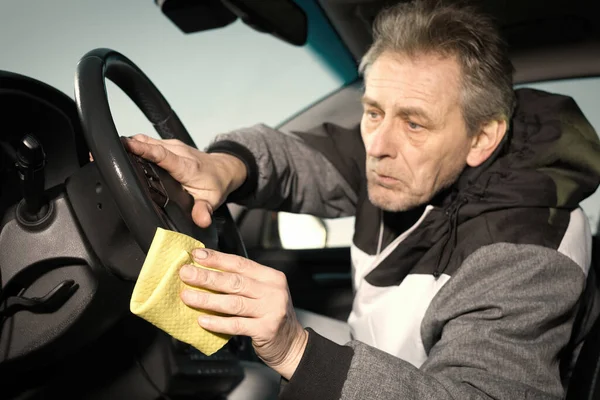 Älterer Mann Kümmert Sich Reinigung Des Autoinnenraums Auf Naturparkplatz — Stockfoto